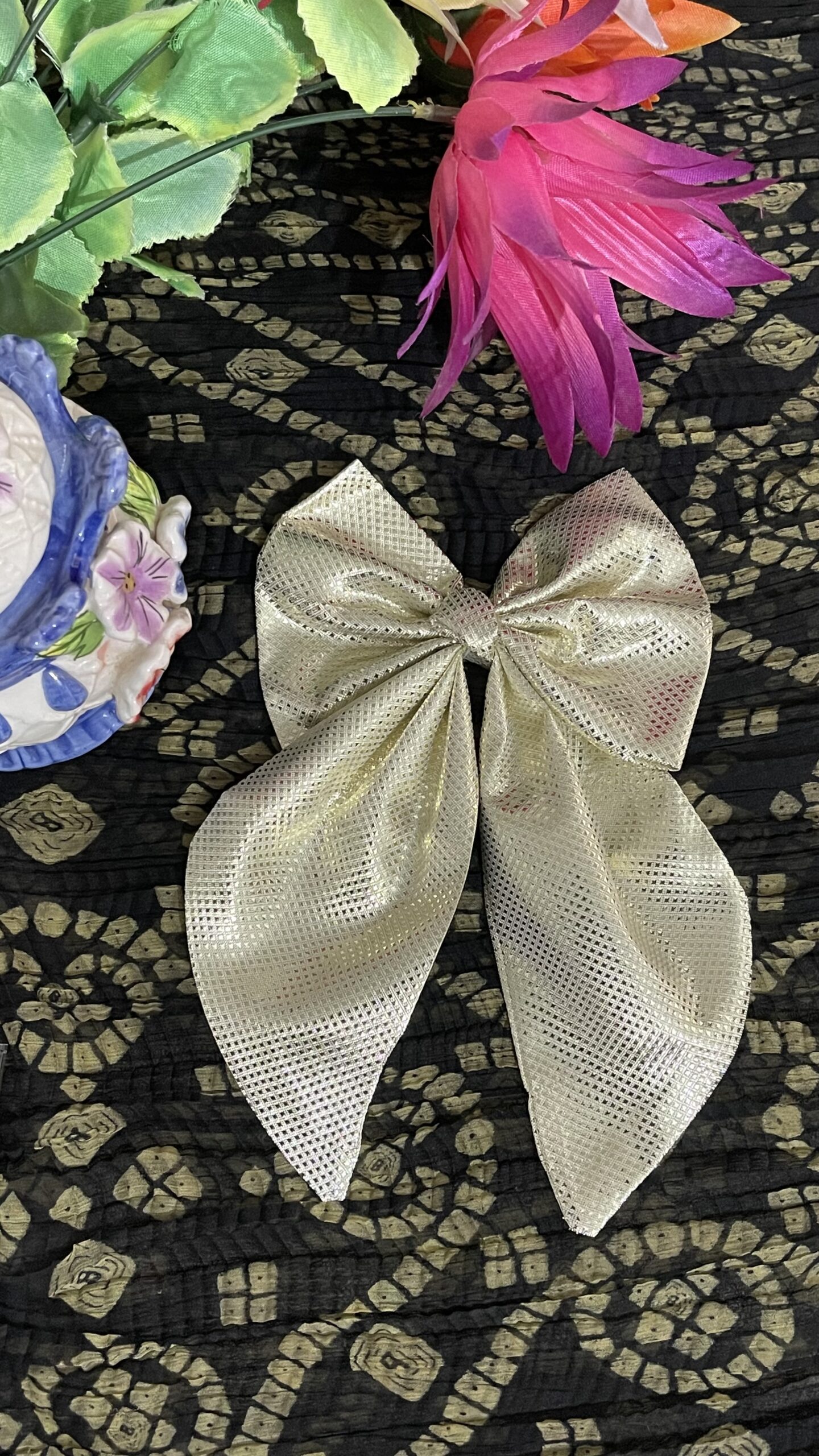 golden tail bow pin